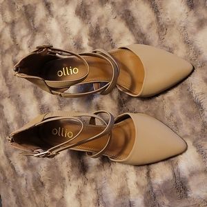 Size 7.5, Tan, Ollio brand heels.